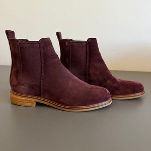 NEW IN BOX Clarks Women's "CLARKDALE ARLO" Burgundy Suede Chelsea Boot, sz 7